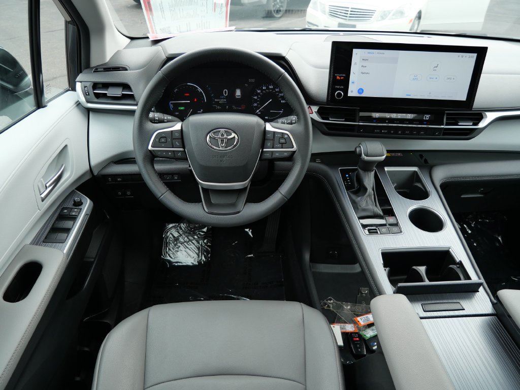 Certified 2025 Toyota Sienna XLE FWD image 12