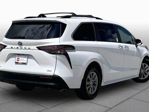 Used 2025 Toyota Sienna XLE w/ XLE Plus Package FWD image 13