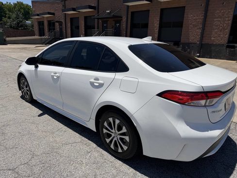 Used 2022 Toyota Corolla LE FWD image 3