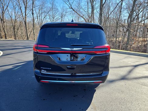 Used 2024 Chrysler Pacifica Touring-L image 8