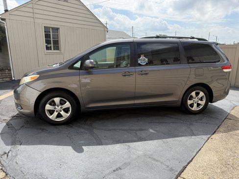 Used 2011 Toyota Sienna LE w/ Towing Pkg FWD image 10