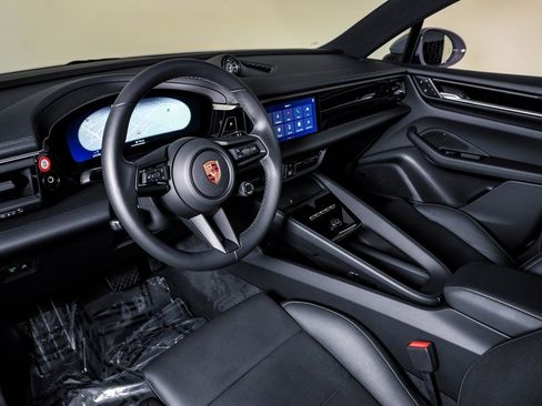 Certified 2025 Porsche Macan Electric image 4