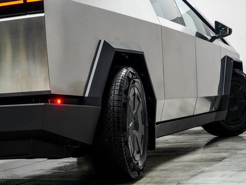 Used 2025 Tesla Cybertruck AWD Crew Cab image 21