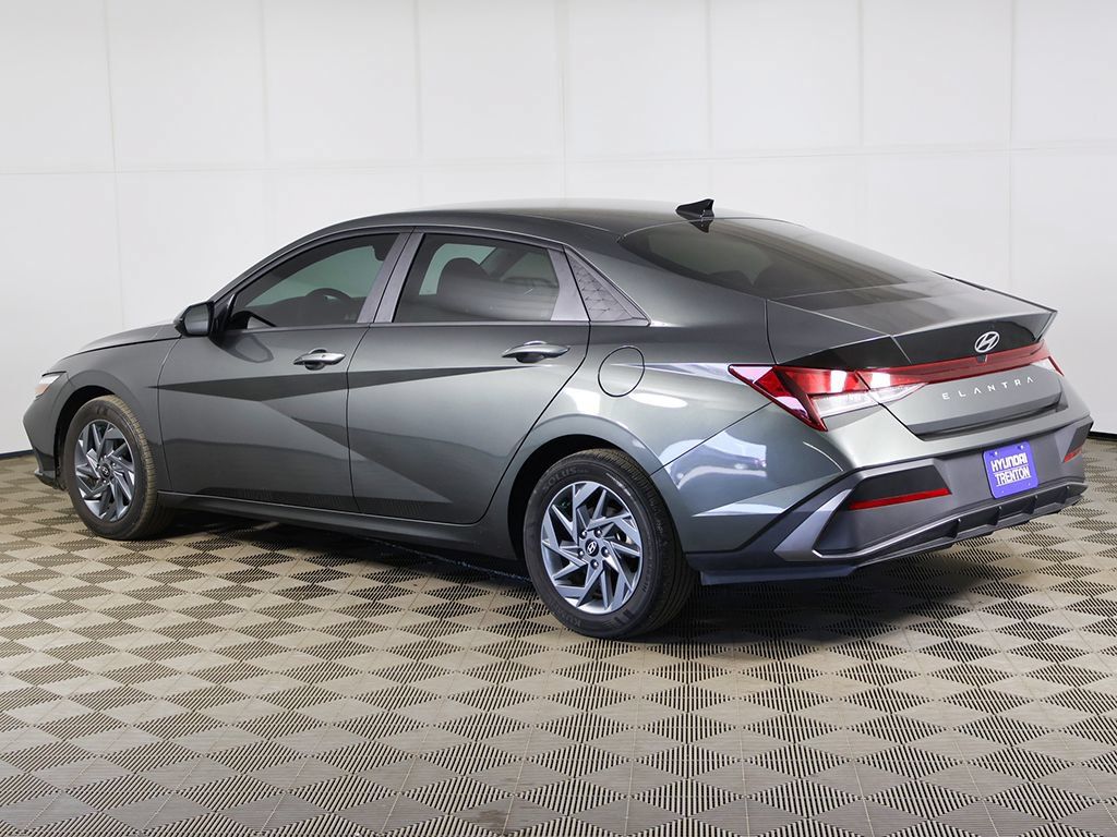 Used 2024 Hyundai Elantra SEL FWD image 8