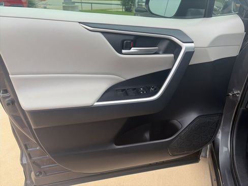 Used 2019 Toyota RAV4 XLE FWD image 13