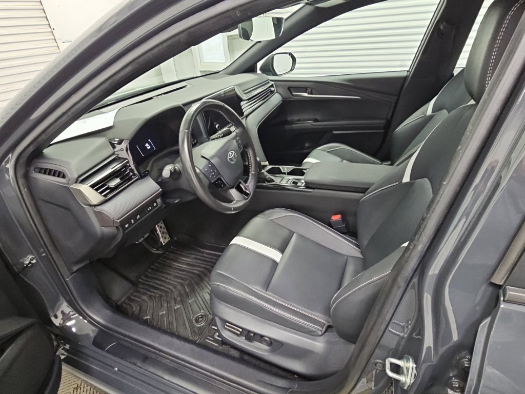 Used 2025 Toyota Camry SE FWD image 11