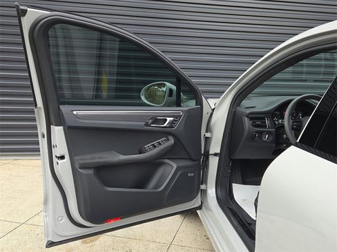 Used 2023 Porsche Macan GTS image 6