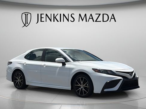 Used 2024 Toyota Camry SE FWD image 1