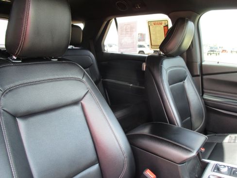 Used 2020 Ford Explorer XLT w/ Equipment Group 202A AWD/4WD image 39