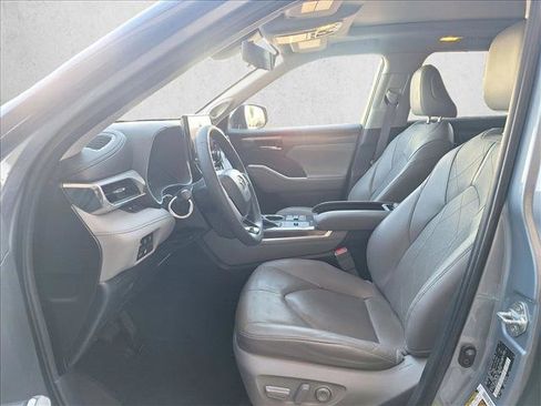 Used 2023 Toyota Highlander Platinum image 10
