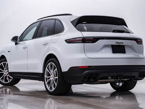 Certified 2023 Porsche Cayenne Platinum Edition image 3