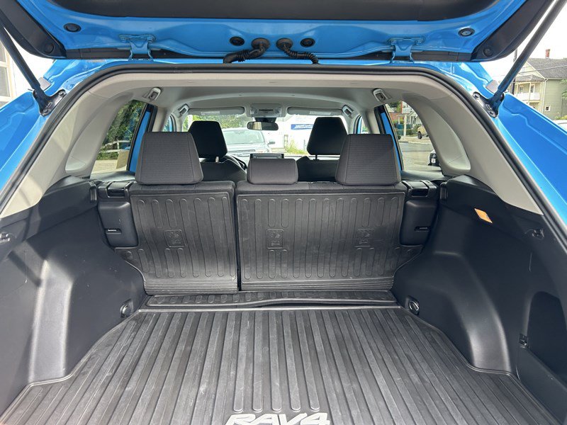 Used 2020 Toyota RAV4 LE w/ All Weather Liner Package AWD/4WD image 12