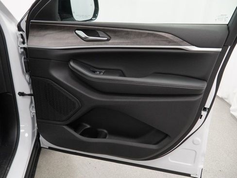 New 2026 Jeep Grand Cherokee Altitude AWD/4WD image 34