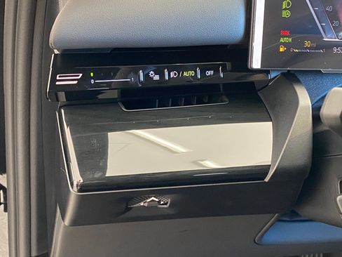 New 2026 BMW 530i xDrive w/ Premium Package image 25