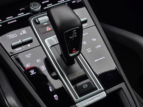 Used 2023 Porsche Cayenne Platinum Edition image 19