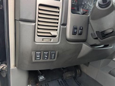 Used 2006 Nissan Titan LE w/ (R02) LE Off-Road Pkg AWD/4WD image 9