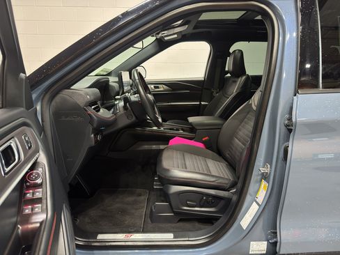 Used 2025 Ford Explorer ST-Line w/ ST-Line Street Pack AWD/4WD image 18