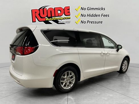 Used 2023 Chrysler Voyager LX FWD image 5