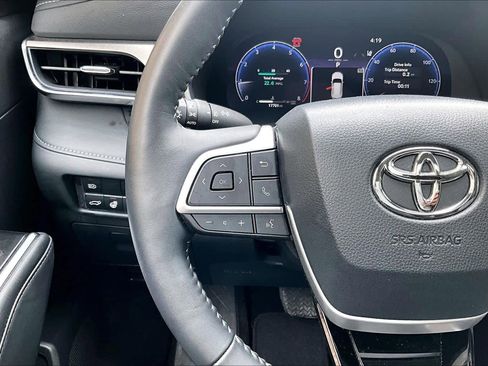 Certified 2025 Toyota Highlander Limited FWD image 24