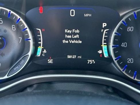 Used 2023 Chrysler Pacifica Touring-L FWD image 10