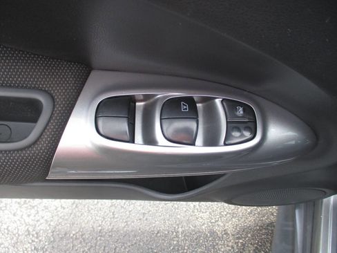 Used 2011 Nissan Juke S image 14