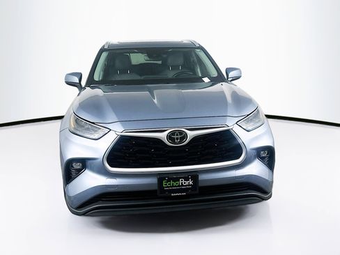 Used 2024 Toyota Highlander XLE image 2