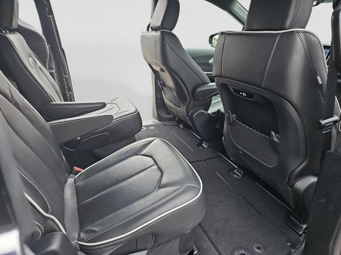 Used 2026 Chrysler Pacifica Limited FWD image 33