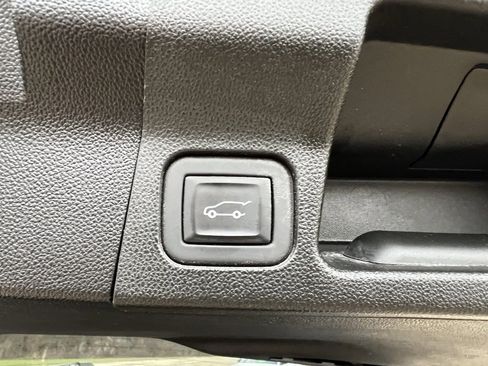 Used 2023 GMC Acadia SLE w/ Driver Convenience Package image 19