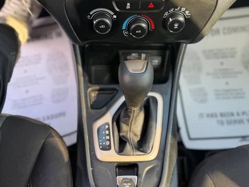 Used 2018 Jeep Cherokee Latitude FWD image 16