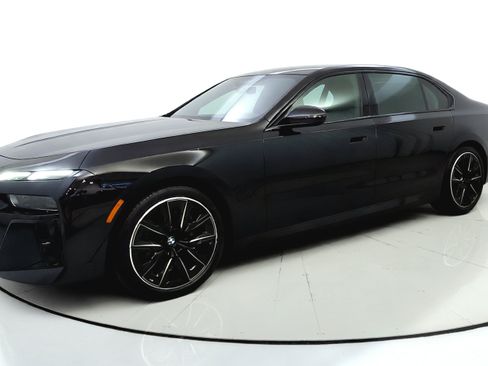 Used 2023 BMW 740i w/ Parking Assistance Package RWD image 3