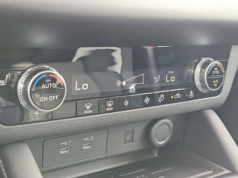 New 2026 Mitsubishi Outlander SE image 32