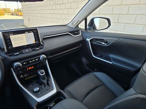 Used 2021 Toyota RAV4 Limited image 28