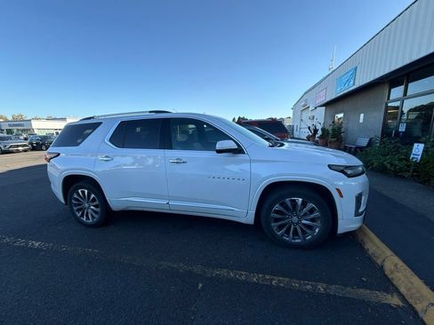 Used 2023 Chevrolet Traverse Premier AWD/4WD image 2