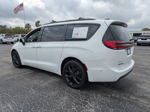 Used 2023 Chrysler Pacifica Touring-L w/ S Appearance Package image 7