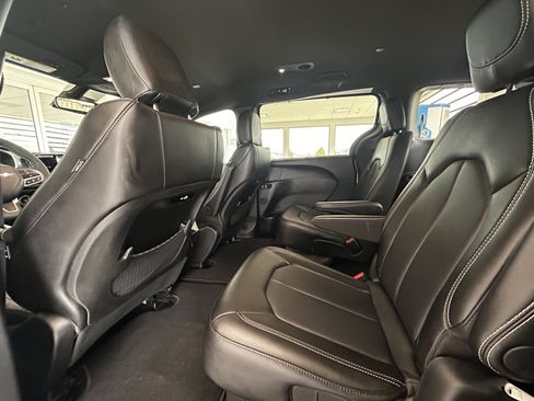 Used 2026 Chrysler Pacifica Select FWD image 18