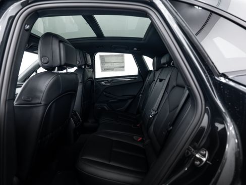 Certified 2026 Porsche Macan AWD/4WD image 22