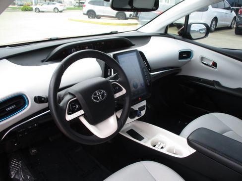 Used 2018 Toyota Prius Prime Advanced w/ Carpet Mat Package FWD image 16