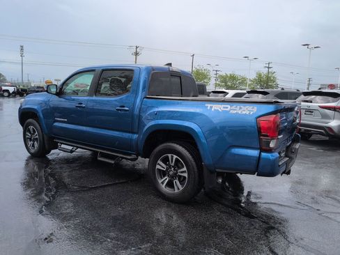 Used 2018 Toyota Tacoma TRD Sport image 3