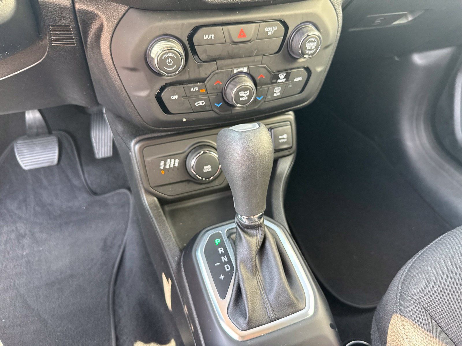 Used 2018 Jeep Renegade Latitude AWD/4WD image 23