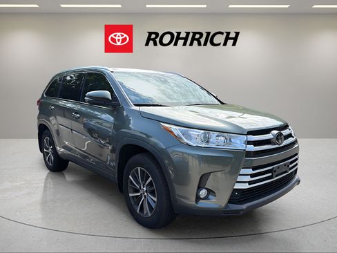 Used 2017 Toyota Highlander XLE AWD/4WD image 4