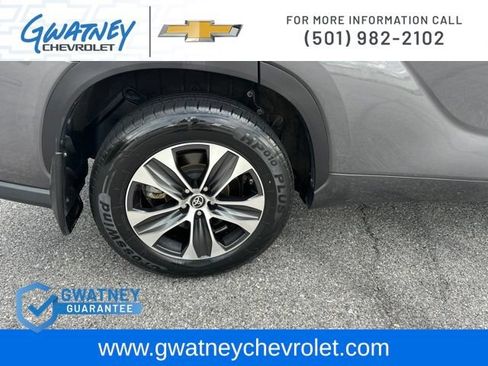 Used 2022 Toyota Highlander XLE AWD/4WD image 11