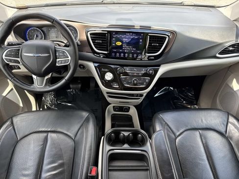 Used 2018 Chrysler Pacifica Touring-L w/ Tire & Wheel Group FWD image 19