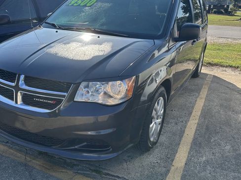Used 2020 Dodge Grand Caravan SE w/ UConnect Hands-Free Group image 2