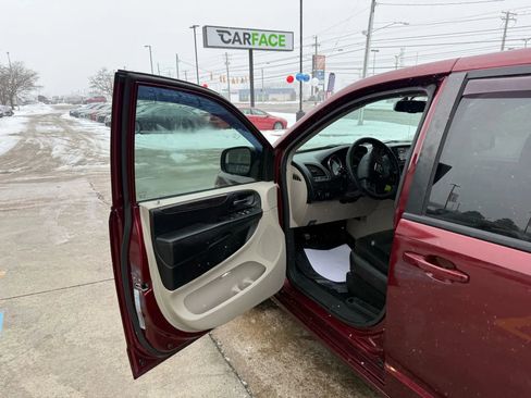 Used 2018 Dodge Grand Caravan SE w/ UConnect Hands-Free Group image 18