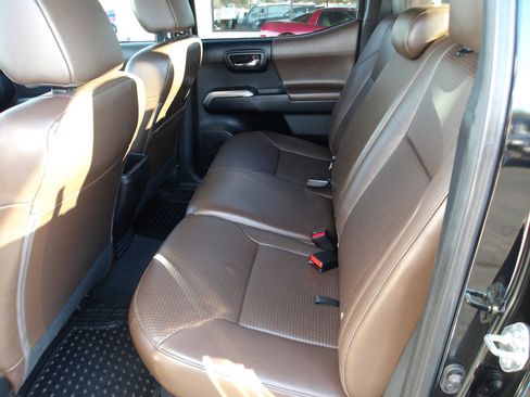 Used 2016 Toyota Tacoma Limited w/ Towing Package image 10