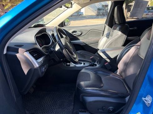 Used 2018 Jeep Cherokee Trailhawk w/ Comfort/Convenience Group AWD/4WD image 12