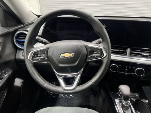 Used 2025 Chevrolet Trax LT w/ LT Convenience Package FWD image 14