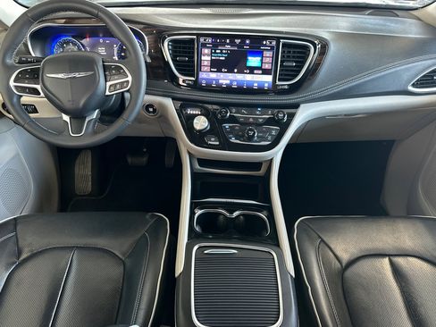 Certified 2023 Chrysler Pacifica Limited image 13