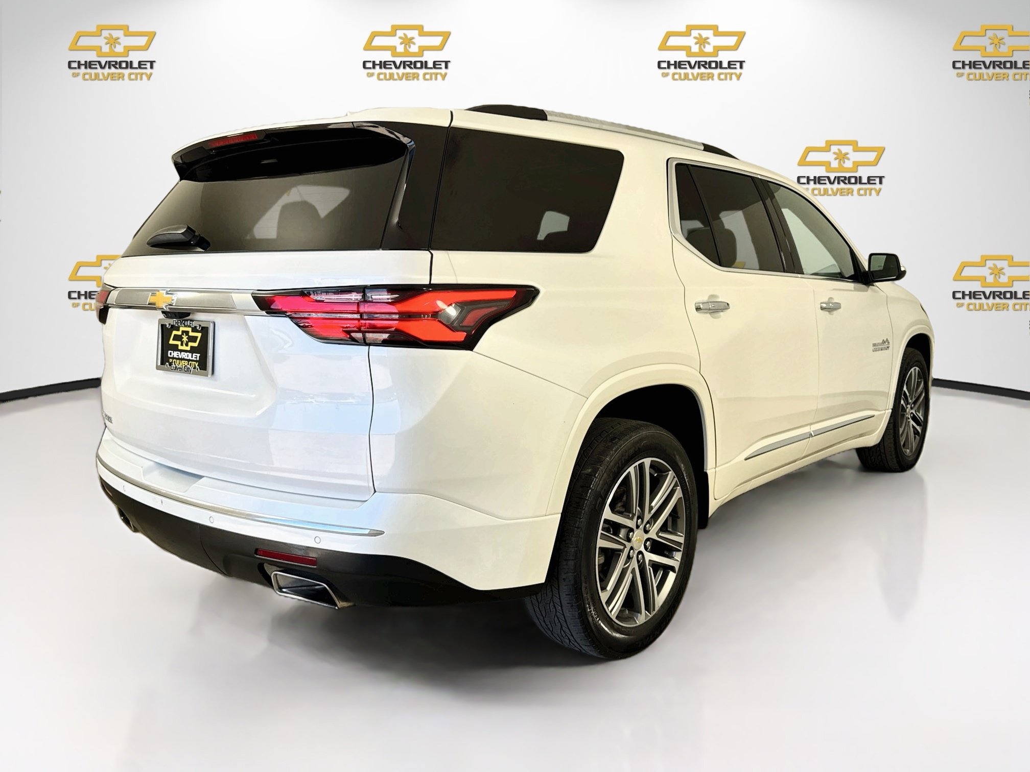 Used 2023 Chevrolet Traverse High Country FWD image 8
