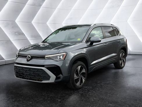 Used 2025 Volkswagen Taos SE AWD/4WD image 3